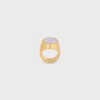Bague chevalière Triomphe en vernis et laiton avec finition dorée Bague chevalière Triomphe en vernis et laiton avec finition dorée
