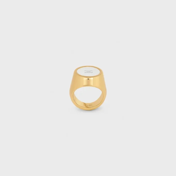 Bague chevalière Triomphe en vernis et laiton avec finition dorée Bague chevalière Triomphe en vernis et laiton avec finition dorée