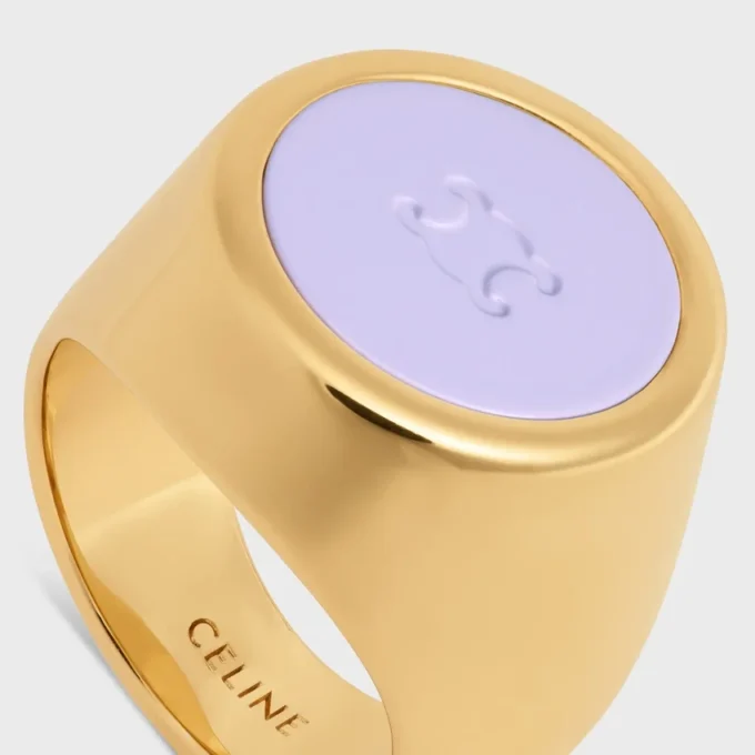 Bague chevalière Triomphe en vernis et laiton avec finition dorée Bague chevalière Triomphe en vernis et laiton avec finition dorée
