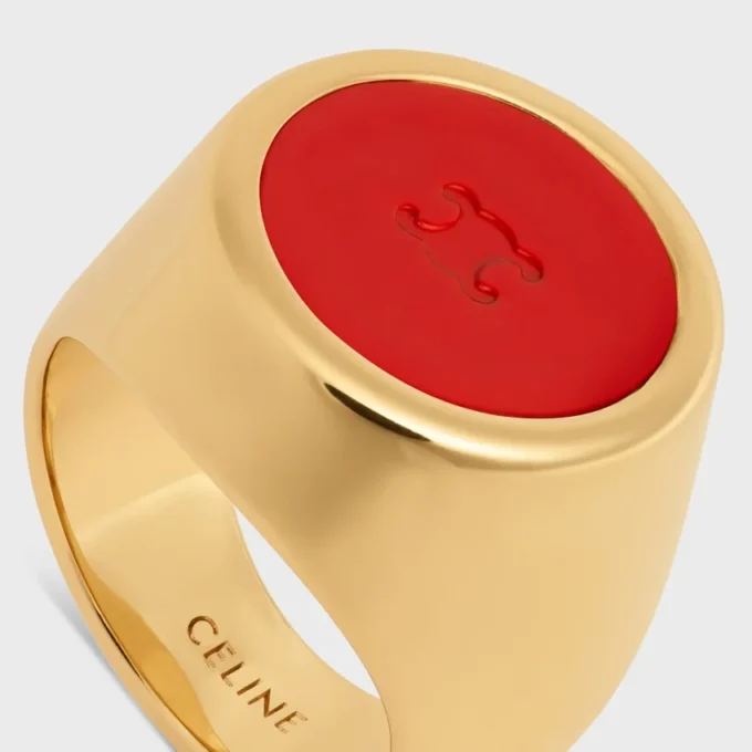 Bague chevalière Triomphe en vernis et laiton avec finition dorée Bague chevalière Triomphe en vernis et laiton avec finition dorée