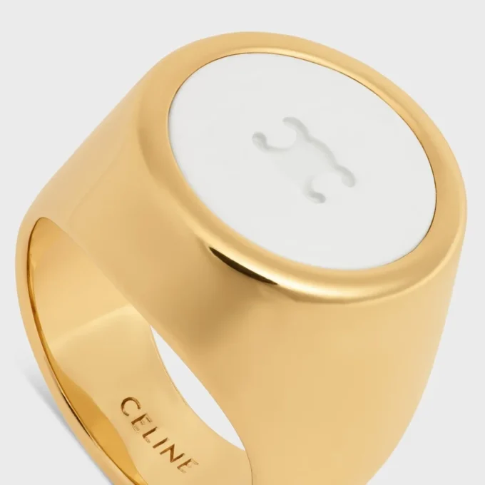 Bague chevalière Triomphe en vernis et laiton avec finition dorée Bague chevalière Triomphe en vernis et laiton avec finition dorée