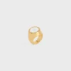 Bague chevalière Triomphe en vernis et laiton avec finition dorée Bague chevalière Triomphe en vernis et laiton avec finition dorée
