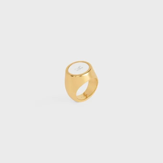 Bague chevalière Triomphe en vernis et laiton avec finition dorée Bague chevalière Triomphe en vernis et laiton avec finition dorée