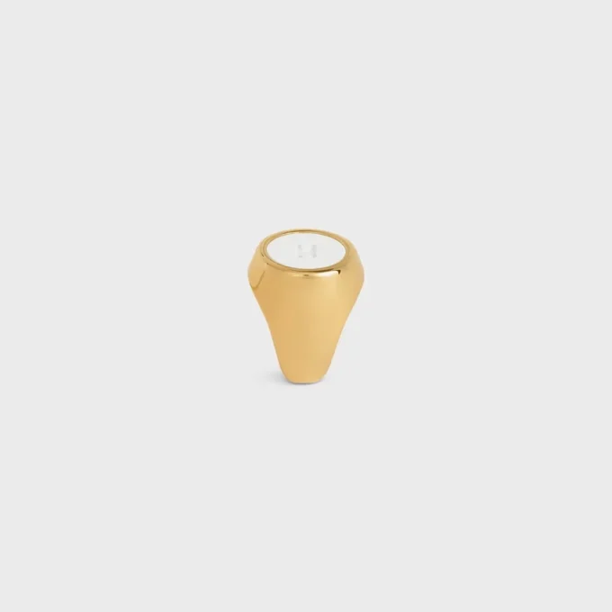Bague chevalière Triomphe en vernis et laiton avec finition dorée Bague chevalière Triomphe en vernis et laiton avec finition dorée