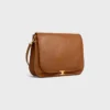 Besace Triomphe souple en cuir d’agneau souple et brillant Besace Triomphe souple en cuir d’agneau souple et brillant