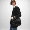 Besace Triomphe souple en cuir d’agneau souple et brillant Besace Triomphe souple en cuir d’agneau souple et brillant