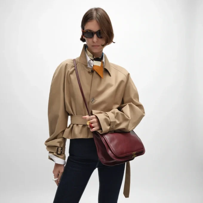 Besace Triomphe souple en cuir d’agneau souple et brillant Besace Triomphe souple en cuir d’agneau souple et brillant