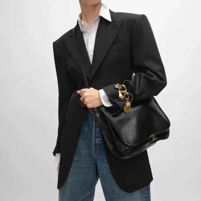 Besace Triomphe souple en cuir d’agneau souple et brillant Besace Triomphe souple en cuir d’agneau souple et brillant
