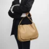 Besace Triomphe souple en cuir d’agneau souple et brillant Besace Triomphe souple en cuir d’agneau souple et brillant