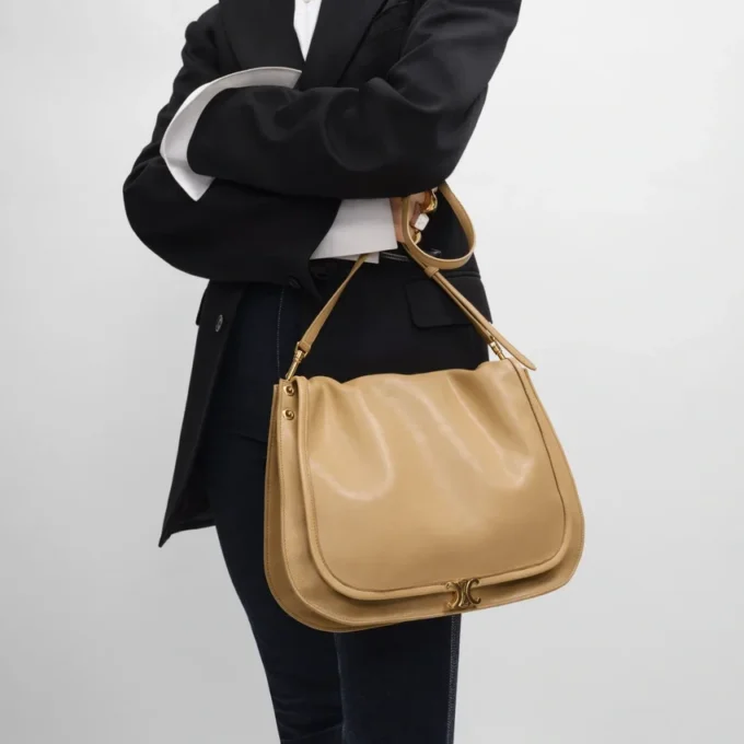Besace Triomphe souple en cuir d’agneau souple et brillant Besace Triomphe souple en cuir d’agneau souple et brillant