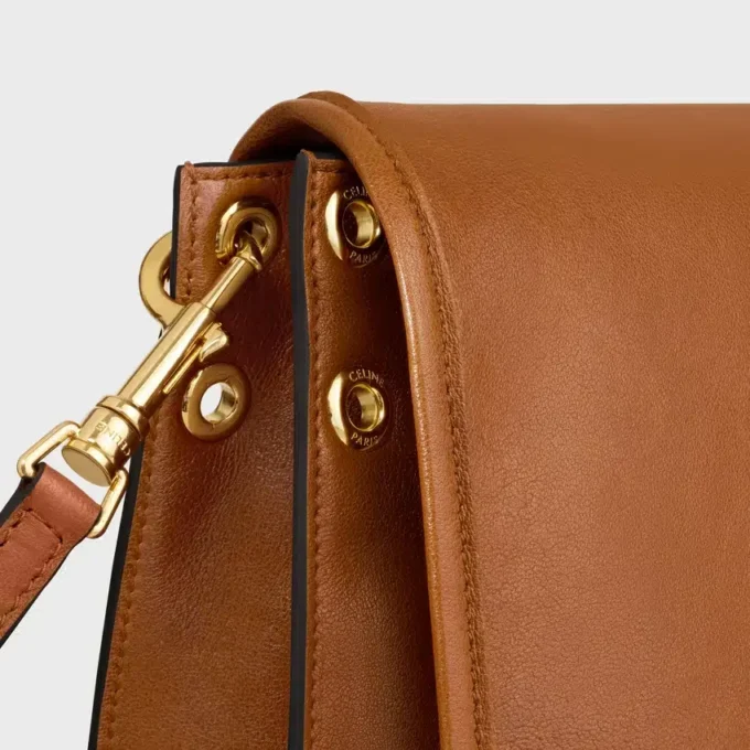 Besace Triomphe souple en cuir d’agneau souple et brillant Besace Triomphe souple en cuir d’agneau souple et brillant