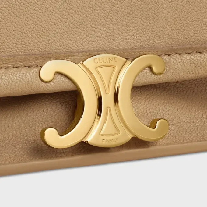 Besace Triomphe souple en cuir d’agneau souple et brillant Besace Triomphe souple en cuir d’agneau souple et brillant