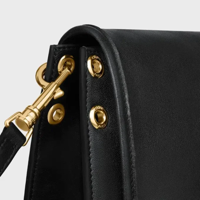 Besace Triomphe souple en cuir d’agneau souple et brillant Besace Triomphe souple en cuir d’agneau souple et brillant