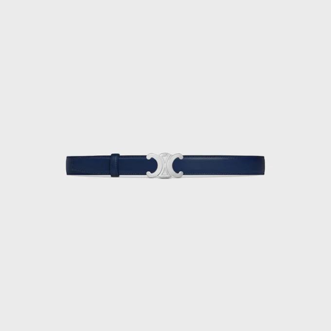 Boucle Triomphe en métal et lanière réversible de 25 mm en cuir de veau lisse et grainé Boucle Triomphe en métal et lanière réversible de 25 mm en cuir de veau lisse et grainé