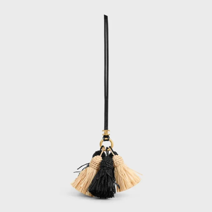 Breloque multi-pompons en raphia et cuir d&rsquo;agneau lisse
