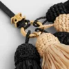 Breloque multi-pompons en raphia et cuir d&rsquo;agneau lisse