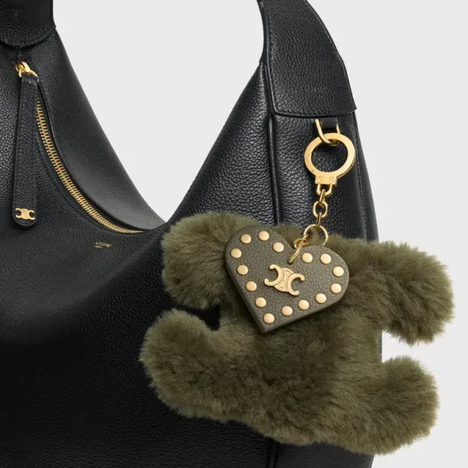 Breloque Triomphe Pom-Pom en peau de mouton et cuir de veau