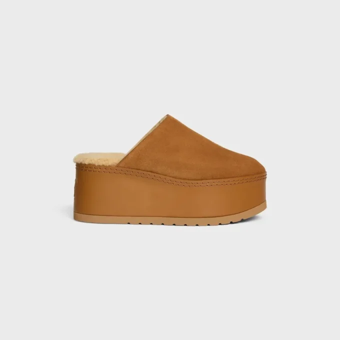 CELINE Dana – Mules à talons compensés en cuir de veau suédé CELINE Dana – Mules à talons compensés en cuir de veau suédé