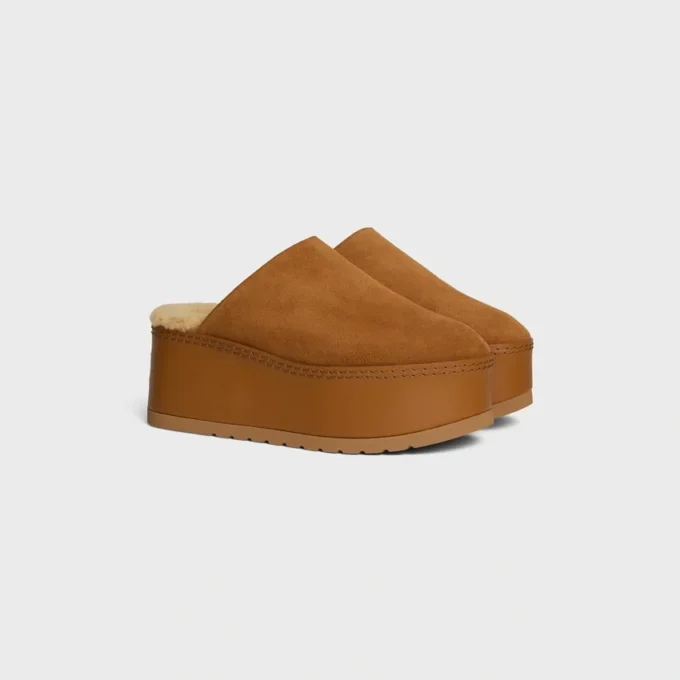 CELINE Dana – Mules à talons compensés en cuir de veau suédé CELINE Dana – Mules à talons compensés en cuir de veau suédé