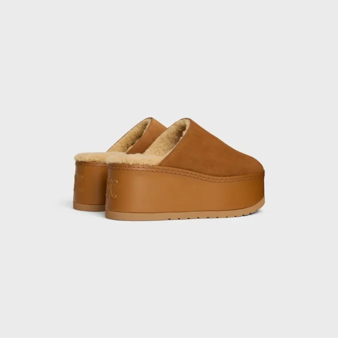 CELINE Dana – Mules à talons compensés en cuir de veau suédé CELINE Dana – Mules à talons compensés en cuir de veau suédé