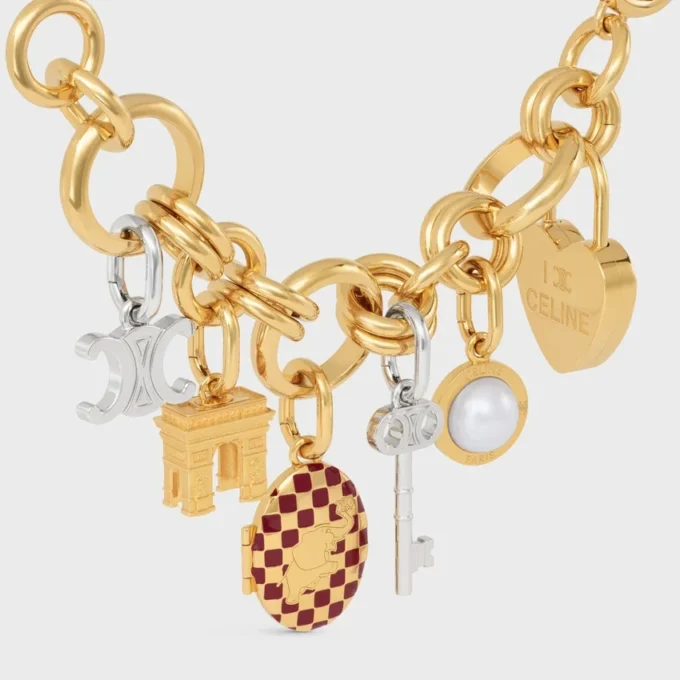 Charms Médaillon Éléphant en laiton avec finition dorée, émail et acier Charms Médaillon Éléphant en laiton avec finition dorée, émail et acier