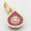 Charms en forme de figue en laiton avec finition dorée, émail et strass Charms en forme de figue en laiton avec finition dorée, émail et strass