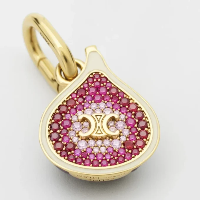 Charms en forme de figue en laiton avec finition dorée, émail et strass Charms en forme de figue en laiton avec finition dorée, émail et strass