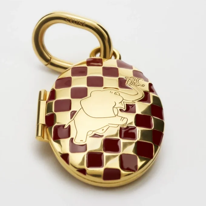 Charms Médaillon Éléphant en laiton avec finition dorée, émail et acier Charms Médaillon Éléphant en laiton avec finition dorée, émail et acier