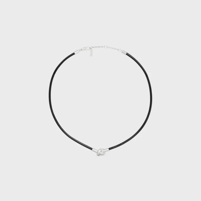 Collier à nœud en cuir de veau et laiton avec finition rhodiée Collier à nœud en cuir de veau et laiton avec finition rhodiée