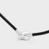 Collier à nœud en cuir de veau et laiton avec finition rhodiée Collier à nœud en cuir de veau et laiton avec finition rhodiée