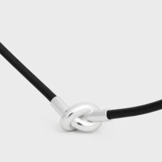 Collier à nœud en cuir de veau et laiton avec finition rhodiée
