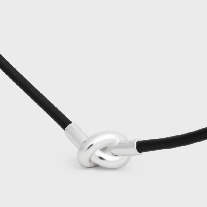 Collier à nœud en cuir de veau et laiton avec finition rhodiée Collier à nœud en cuir de veau et laiton avec finition rhodiée