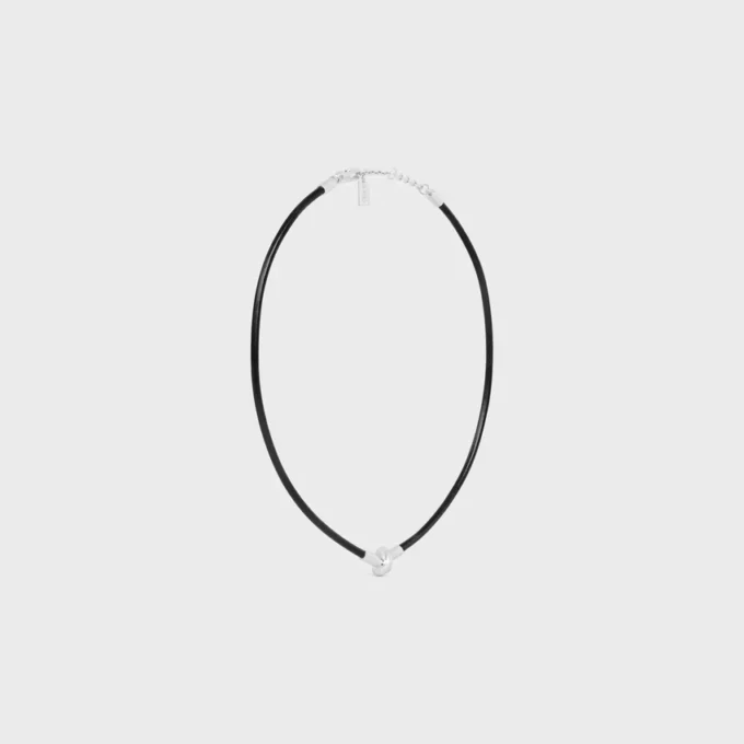 Collier à nœud en cuir de veau et laiton avec finition rhodiée Collier à nœud en cuir de veau et laiton avec finition rhodiée