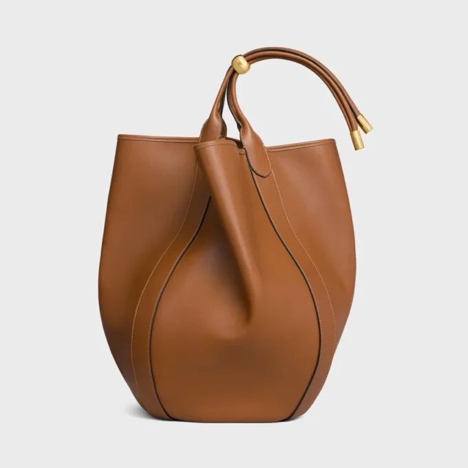 Grand sac seau en cuir de veau souple et lisse