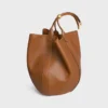 Grand sac seau en cuir de veau souple et lisse