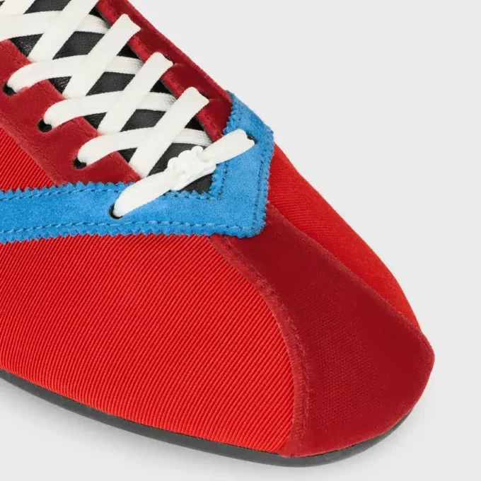 La basket plate en gros-grain, velours, daim de chèvre et agneau
