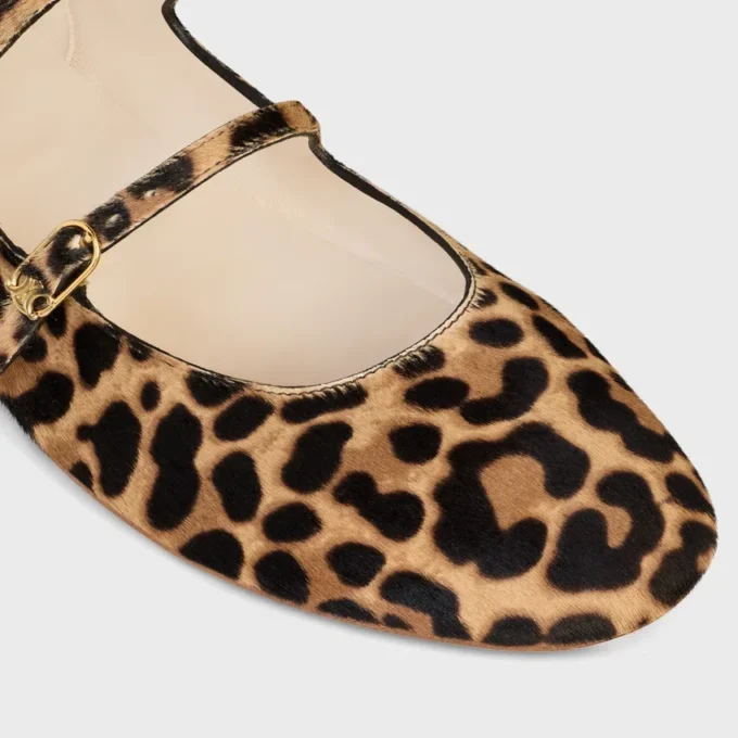 Les ballerines CELINE à double bride en cuir de veau velours imprimé léopard