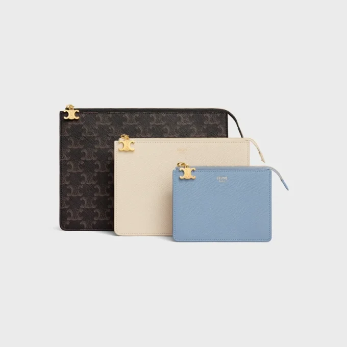 Lot de trois pochettes avec breloques Triomphe en Triomphe Canvas et cuir de veau grainé Lot de trois pochettes avec breloques Triomphe en Triomphe Canvas et cuir de veau grainé