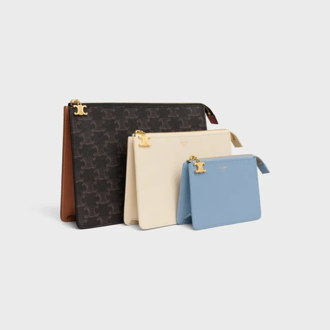 Lot de trois pochettes avec breloques Triomphe en Triomphe Canvas et cuir de veau grainé Lot de trois pochettes avec breloques Triomphe en Triomphe Canvas et cuir de veau grainé