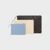 Lot de trois pochettes avec breloques Triomphe en Triomphe Canvas et cuir de veau grainé Lot de trois pochettes avec breloques Triomphe en Triomphe Canvas et cuir de veau grainé
