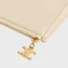 Lot de trois pochettes avec breloques Triomphe en Triomphe Canvas et cuir de veau grainé Lot de trois pochettes avec breloques Triomphe en Triomphe Canvas et cuir de veau grainé