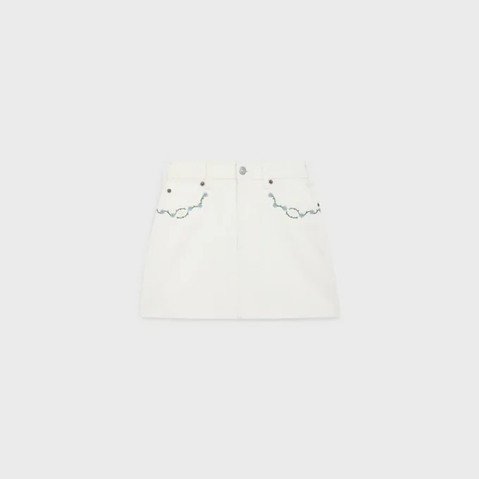 Mini-jupe brodée en denim blanc délavé brut Mini-jupe brodée en denim blanc délavé brut
