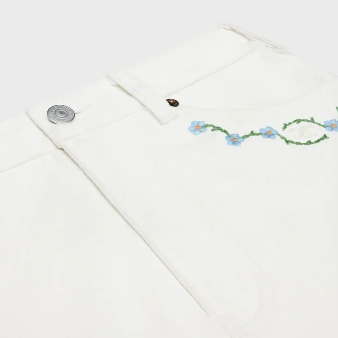 Mini-jupe brodée en denim blanc délavé brut Mini-jupe brodée en denim blanc délavé brut