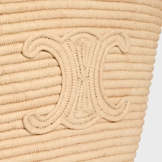 Panier tressé en raphia