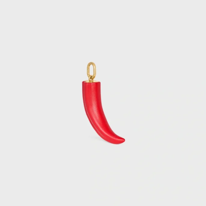 Petit charm en forme de corne en résine, cuir et laiton avec finition dorée