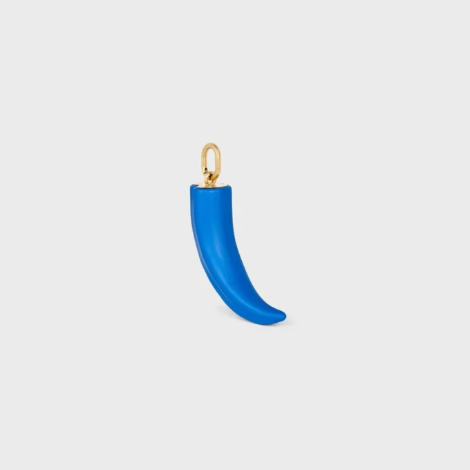 Petit charm en forme de corne en résine, cuir et laiton avec finition dorée Petit charm en forme de corne en résine, cuir et laiton avec finition dorée