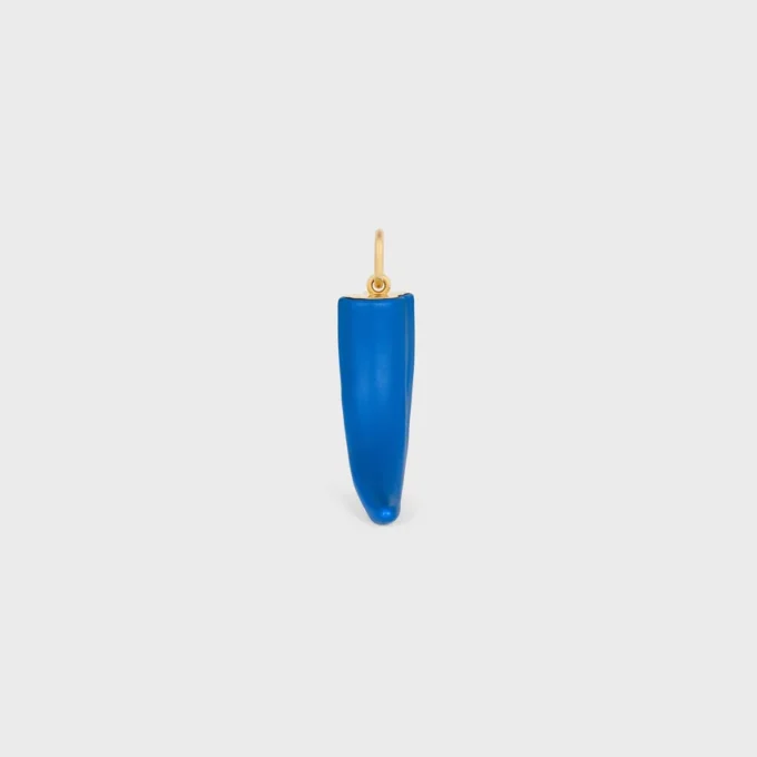 Petit charm en forme de corne en résine, cuir et laiton avec finition dorée Petit charm en forme de corne en résine, cuir et laiton avec finition dorée