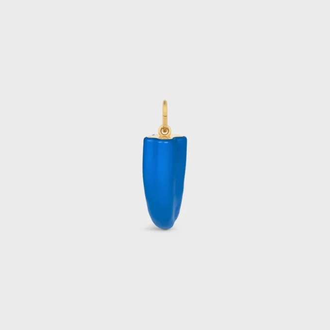 Petit charm en forme de corne en résine, cuir et laiton avec finition dorée Petit charm en forme de corne en résine, cuir et laiton avec finition dorée