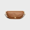 Petit sac Halfmoon Soft Triomphe en cuir d’agneau souple et brillant Petit sac Halfmoon Soft Triomphe en cuir d’agneau souple et brillant