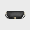 Petit sac Halfmoon Soft Triomphe en cuir d’agneau souple et brillant Petit sac Halfmoon Soft Triomphe en cuir d’agneau souple et brillant